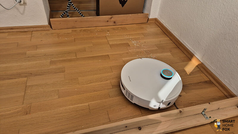 Der Dreame L50 Pro Ultra saugt Schmutz auf einem Hartboden (Sand, Haferflocken, Linsen).